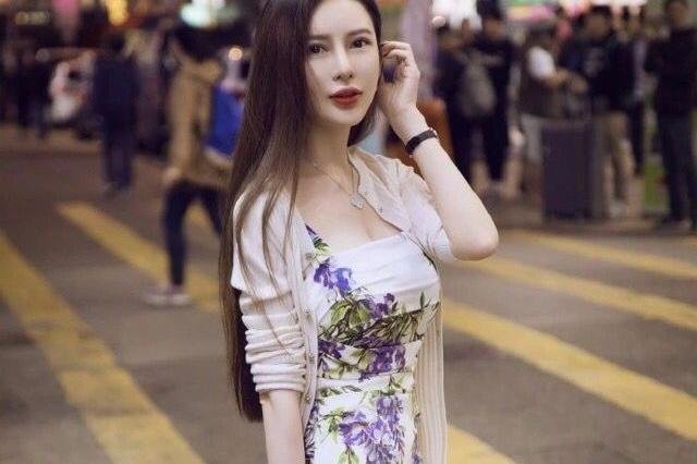 杭州街拍：杭州的美女不但长得精致，身材高挑火辣，气质温婉尔雅