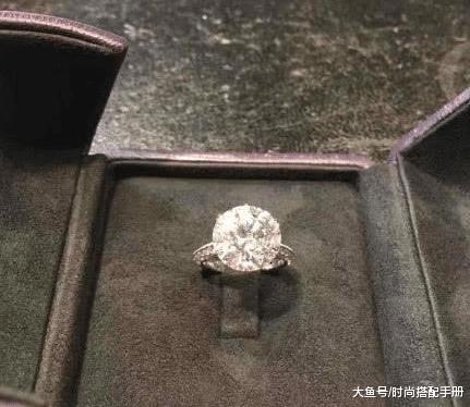 ?向佐求婚郭碧婷戒指细节曝光，重5克拉，细节暴露两人感情