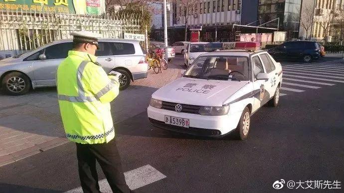 真的！深圳交警给警车开罚单！网友爆赞：干得漂亮