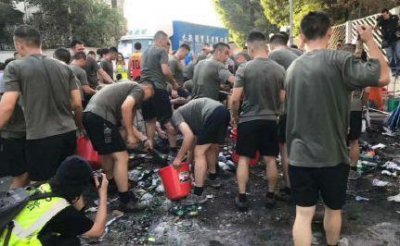 ​驻港部队官兵走上香港街头，与市民一同清理路障